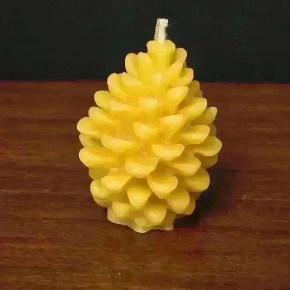 100% Medium Pinecone Beeswax Candle - Picture 4 of 5